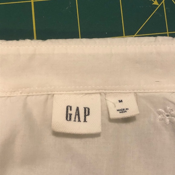 2/$30 GAP White Embroidered Button Down Shirt - Picture 3 of 5